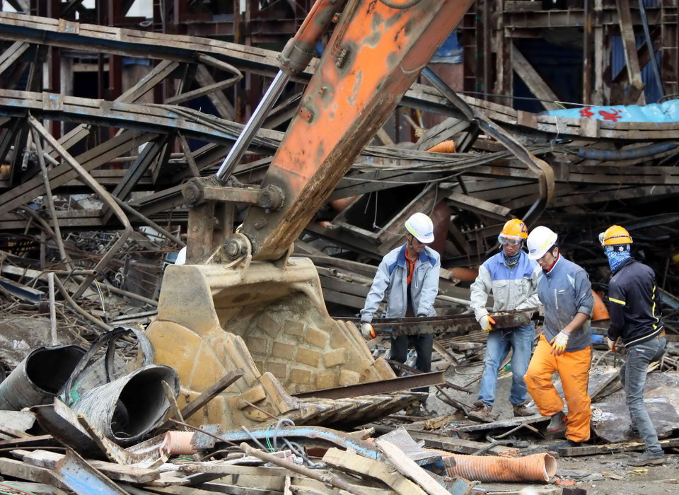 Huy động lực lượng nhanh chóng khắc phục hậu quả, tìm kiếm, cứu hộ các nạn nhân còn mắc kẹt. (Ảnh: Thanh Tùng/TTXVN)