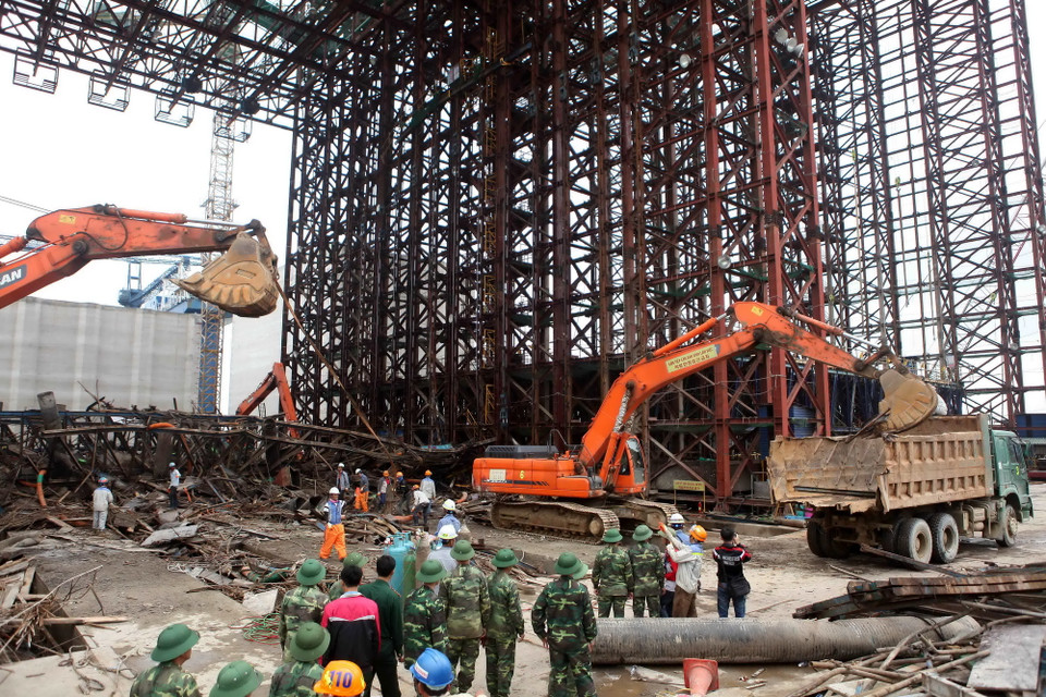 Lực lượng bộ đội, công binh, biên phòng, công an tham gia công tác cứu hộ. (Ảnh: Thanh Tùng/TTXVN)