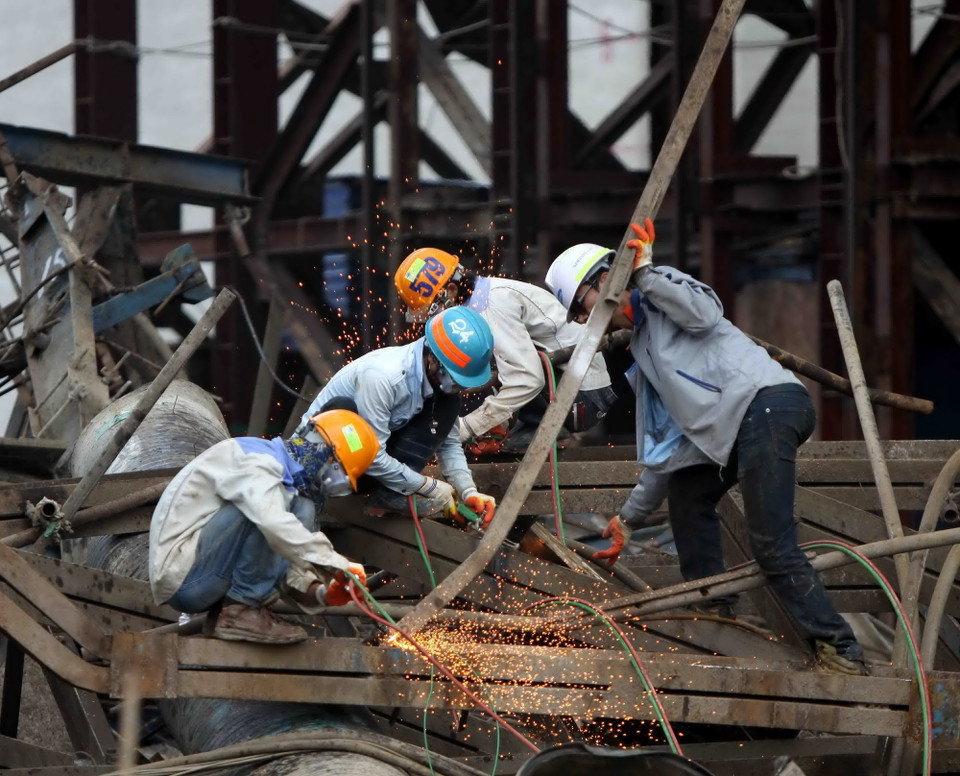 Các công nhân trên công trường cũng được huy động tham gia hoạt động cứu hộ. (Ảnh: Thanh Tùng/TTXVN)