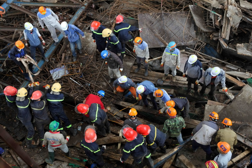 Vụ tai nạn sập giàn giáo nghiêm trọng xảy ra khoảng 20 giờ 25 tối 25/3 trên công trường thi công thuộc dự án Formosa, Khu Kinh tế Vũng Áng, huyện Kỳ Anh (Hà Tĩnh). (Ảnh: Thanh Tùng/TTXVN)