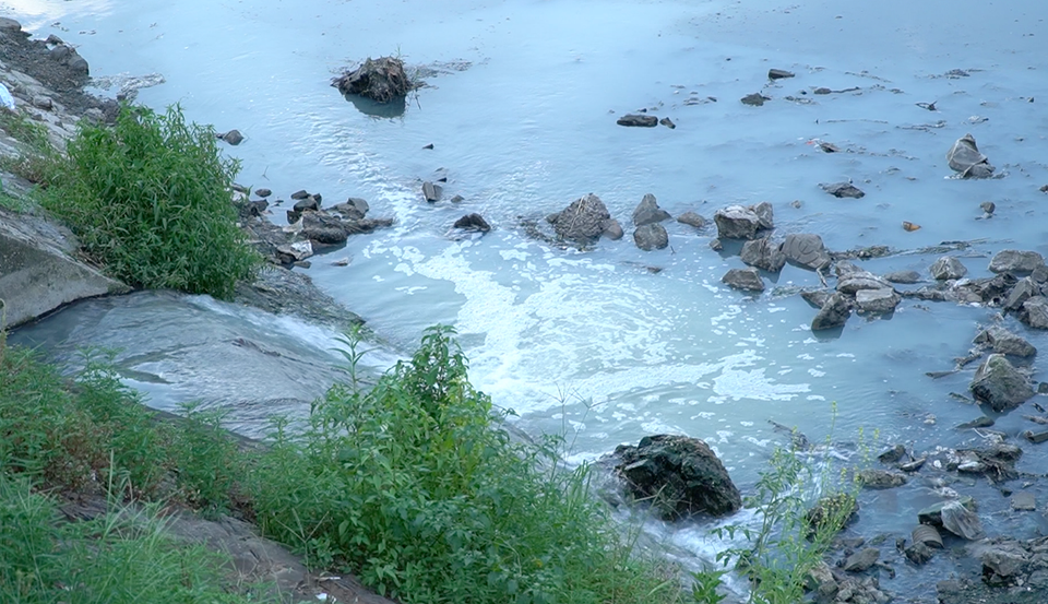 Tô Lịch trở thành một dòng sông "chết" do ô nhiễm vì nước thải. (Ảnh: Hào Nguyễn/Vietnam+)