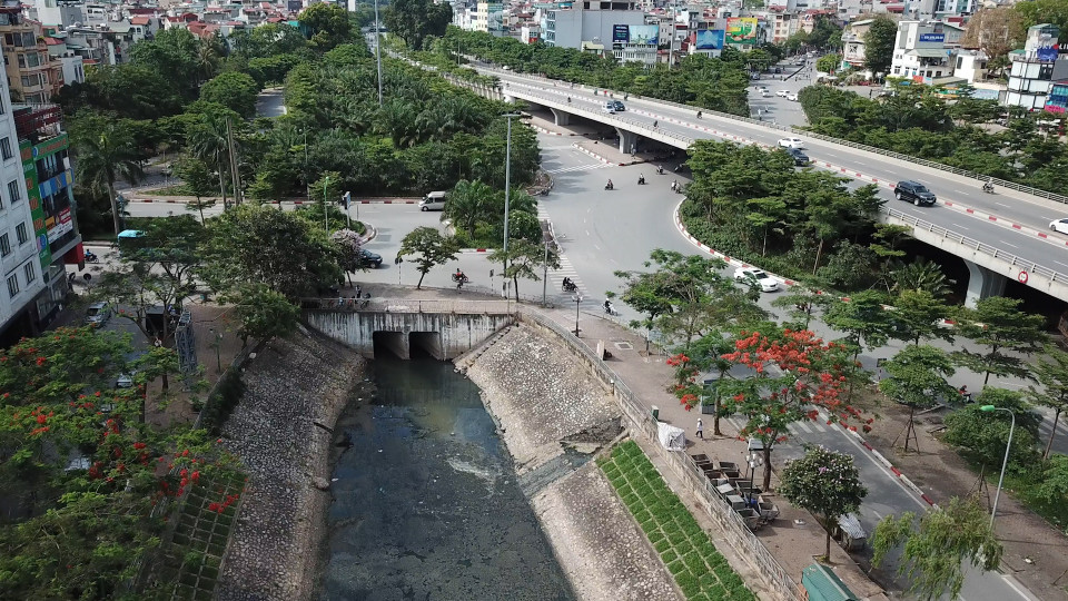 Đoạn cống nối sông Tô Lịch với Hồ Tây. (Ảnh: Hào Nguyễn/Vietnam+)