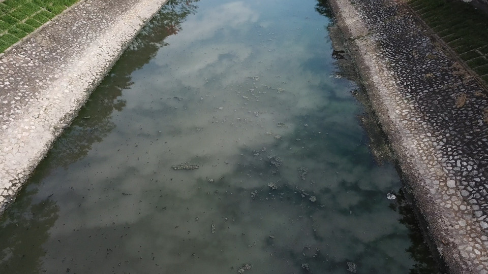 Sông Tô Lịch bốc mùi hôi thối do ô nhiễm vì nước thải sinh hoạt và nước thải công nghiệp. (Ảnh: Hào Nguyễn/Vietnam+)