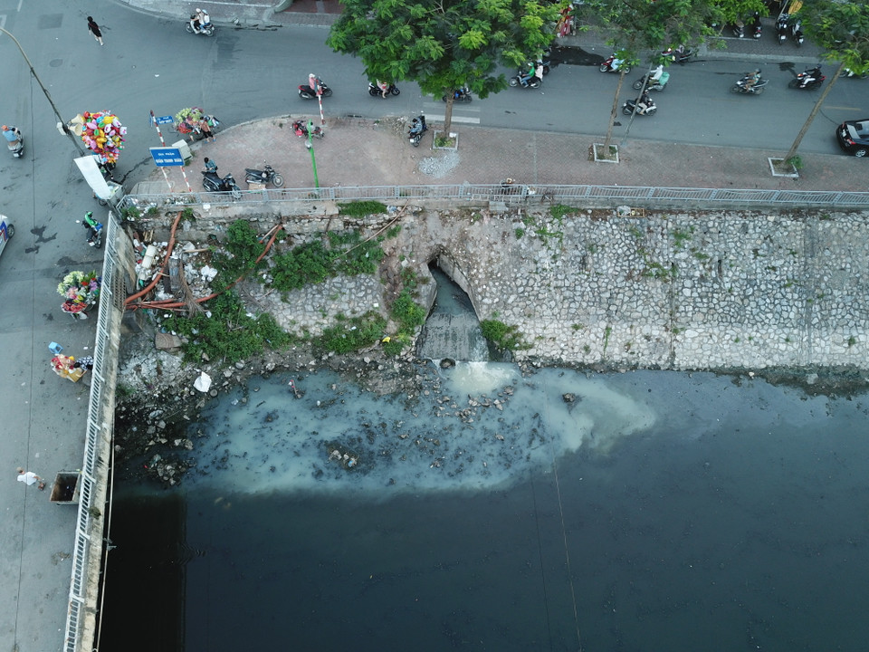 Một đoạn cống xả nước thải ra sông Tô Lịch. (Ảnh: Hào Nguyễn/Vietnam+)