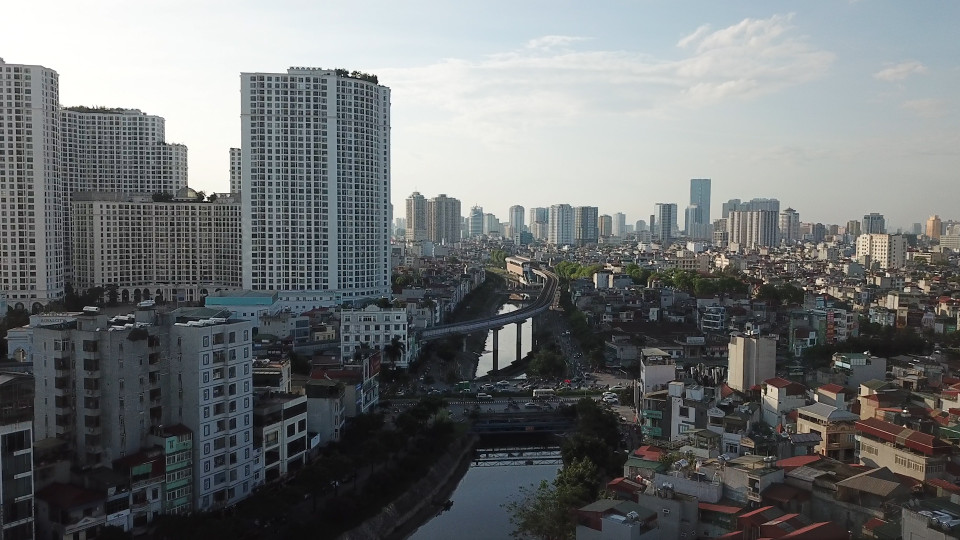 Đoạn sông Tô Lịch chảy qua quận Thanh Xuân, Đống Đa. (Ảnh: Hào Nguyễn/Vietnam+)