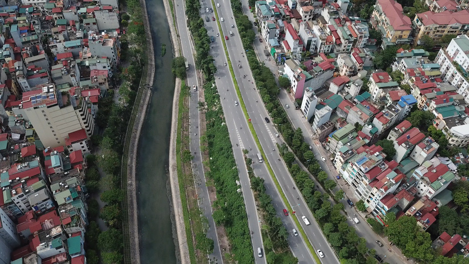 Quang cảnh dòng sông Tô Lịch đoạn đường Bưởi chụp từ trên cao. (Ảnh: Hào Nguyễn/Vietnam+)