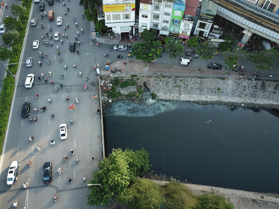 Tô Lịch trở thành một dòng sông "chết" do ô nhiễm vì nước thải. (Ảnh: Hào Nguyễn/Vietnam+)