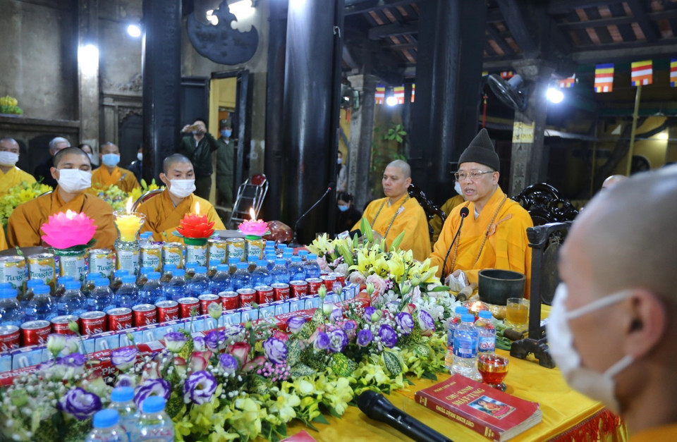 Các sư thầy làm lễ cầu an bên trong Chùa Phúc Khánh. (Ảnh: Thành Đạt/TTXVN)