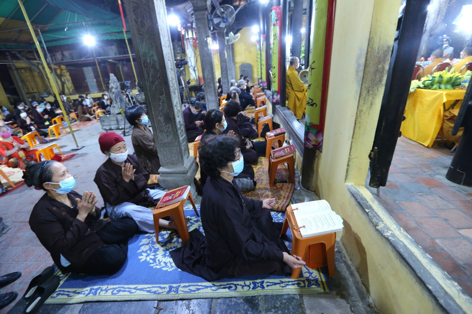 Số người dân vào chùa làm lễ bị hạn chế để đảm bảo an toàn. (Ảnh: Thành Đạt/TTXVN)