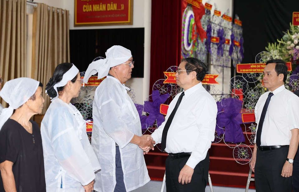 Thủ tướng Phạm Minh Chính chia buồn cùng gia đình đồng chí Lê Phước Thọ. (Ảnh: Dương Giang/TTXVN)