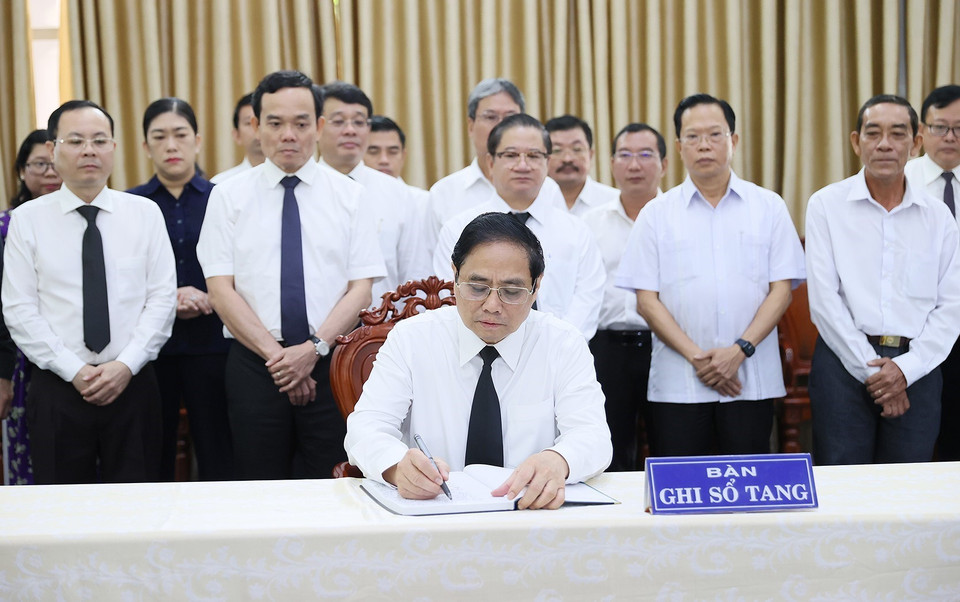 Thủ tướng Phạm Minh Chính ghi sổ tang. (Ảnh: Dương Giang/TTXVN)