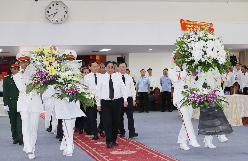 Sáng 8/7/2023, tại thành phố Cần Thơ, Thủ tướng Phạm Minh Chính đến viếng đồng chí Lê Phước Thọ (Sáu Hậu), nguyên Ủy viên Bộ Chính trị, nguyên Bí thư Trung ương Đảng, nguyên Trưởng Ban Tổ chức Trung ương. (Ảnh: Dương Giang/TTXVN)