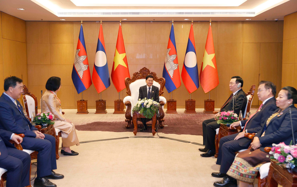 Chủ tịch Quốc hội Vương Đình Huệ cùng Chủ tịch Quốc hội Campuchia và Chủ tịch Quốc hội Lào chào Tổng Bí thư, Chủ tịch nước Lào Thongloun Sisoulith trước lễ khai mạc. (Ảnh: Doãn Tấn/TTXVN)