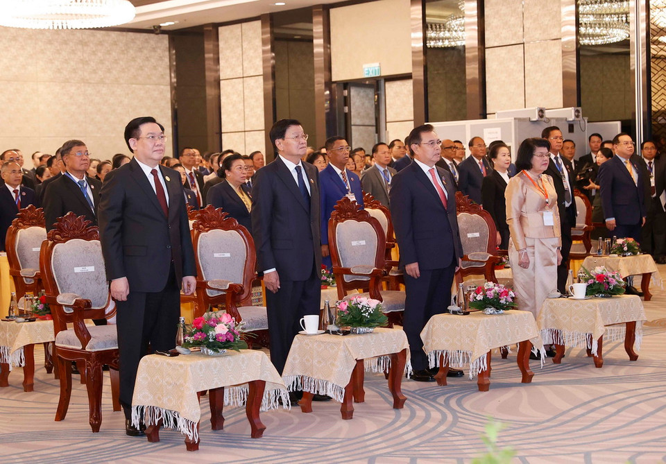 Chủ tịch Quốc hội Vương Đình Huệ thực hiện nghi thức chào cờ. (Ảnh: Doãn Tấn/TTXVN)