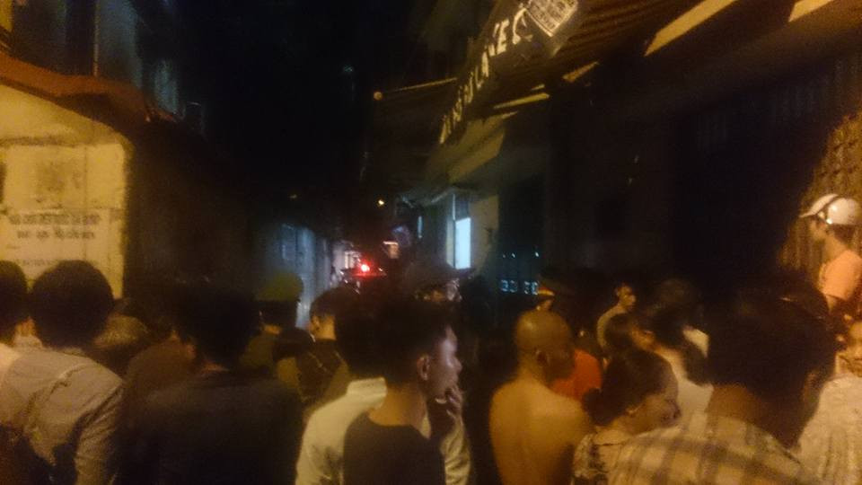 Người dân tập trung rất đông tại hiện trường vụ nổ. (Ảnh: PV/Vietnam+)