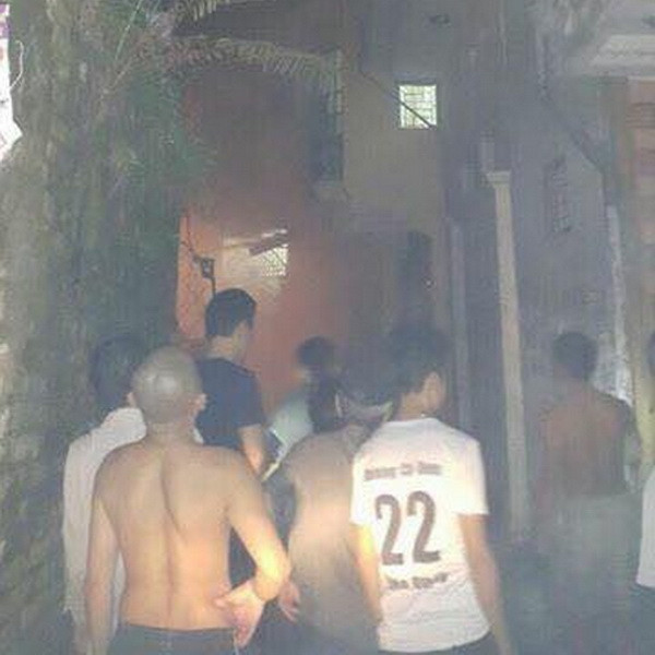 Người dân gần đó nhanh chóng tiếp cận hiện trường sau vụ nổ. (Ảnh: PV/Vietnam+)