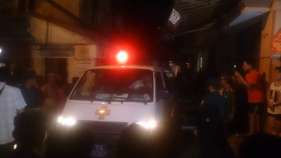 Xe cứu thương đưa các nạn nhân tới bệnh viện cấp cứu. (Ảnh: PV/Vietnam+)