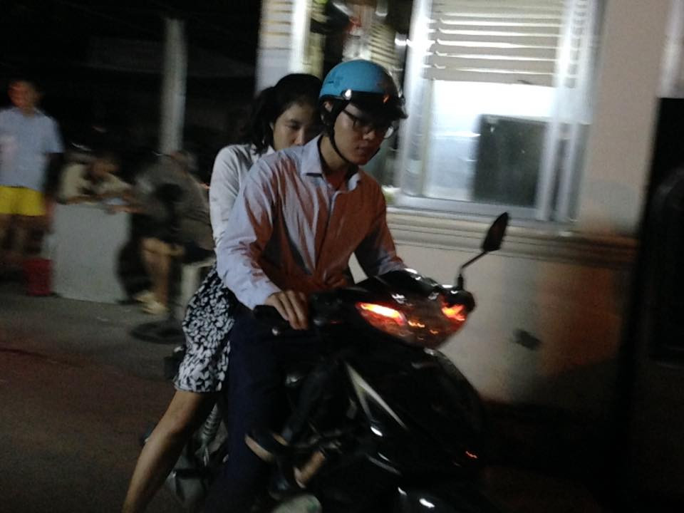 Một nạn nhân bị thương nhẹ trong vụ việc, đã được người nhà đưa về trong trạng thái hoảng loạn. (Ảnh: PV/Vietnam+)