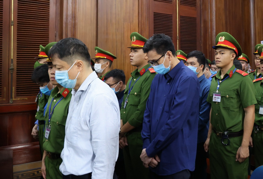 Các bị cáo tại phiên tòa (ảnh chụp sáng 5/3/2024). (Ảnh: Thanh Vũ/TTXVN)