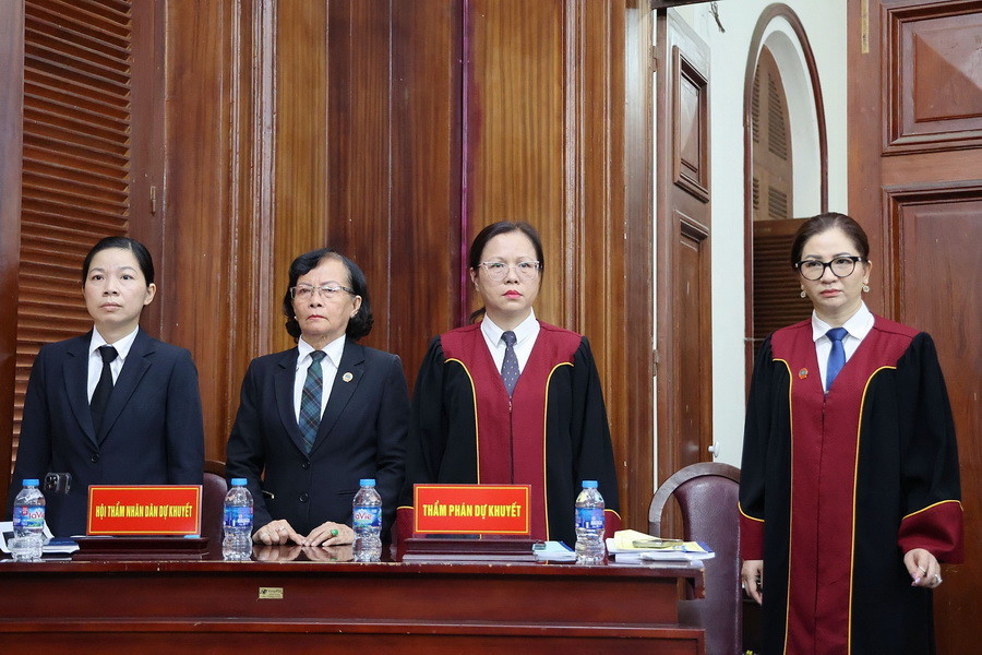 Đại diện Hội thẩm nhân dân và Thẩm phán dự khuyết tham dự phiên tòa. (Ảnh: Thanh Vũ/TTXVN)