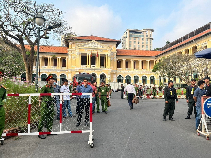 An ninh được thắt chặt tại khu vực phiên tòa xét xử. (Ảnh: Thanh Vũ/TTXVN)