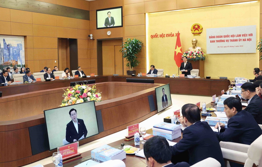 Chủ tịch Quốc hội Vương Đình Huệ phát biểu chỉ đạo buổi làm việc. (Ảnh: Nhan Sáng/TTXVN)