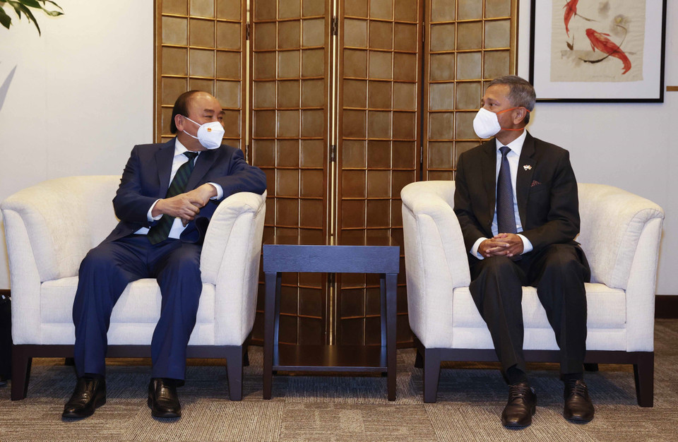 Hình ảnh Chủ tịch nước Nguyễn Xuân Phúc và Phu nhân dẫn đầu Đoàn đại biểu cấp cao Việt Nam đến Singapore. (Ảnh: Thống Nhất/TTXVN)