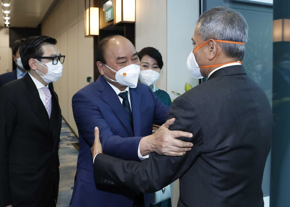 Hình ảnh Chủ tịch nước Nguyễn Xuân Phúc và Phu nhân dẫn đầu Đoàn đại biểu cấp cao Việt Nam đến Singapore. (Ảnh: Thống Nhất/TTXVN)