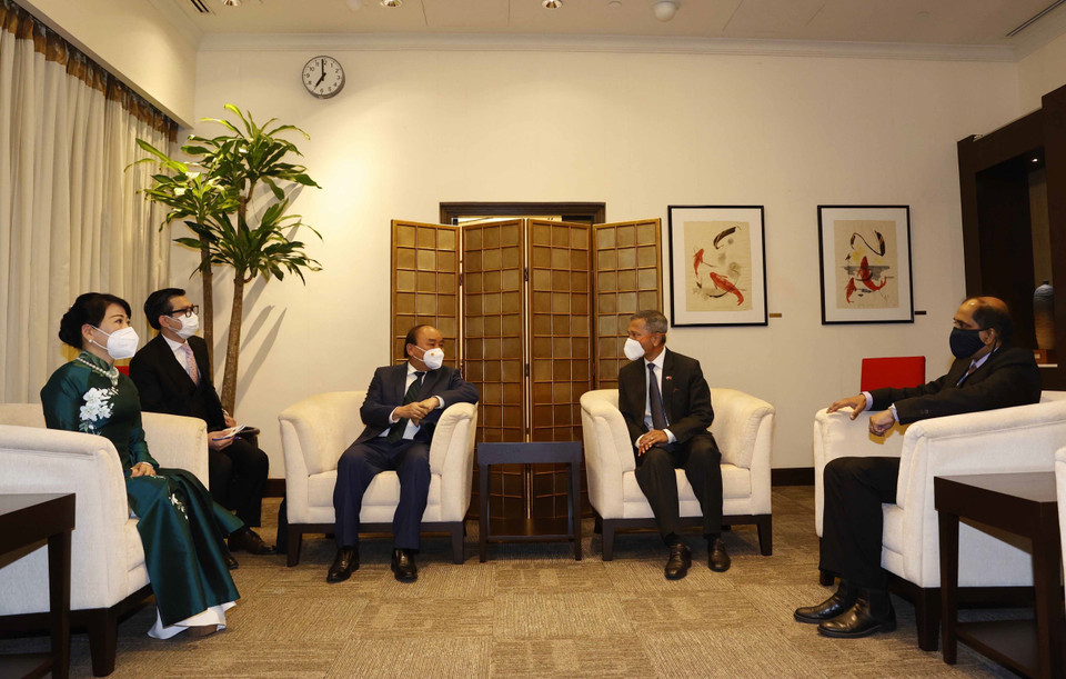 Hình ảnh Chủ tịch nước Nguyễn Xuân Phúc và Phu nhân dẫn đầu Đoàn đại biểu cấp cao Việt Nam đến Singapore. (Ảnh: Thống Nhất/TTXVN)