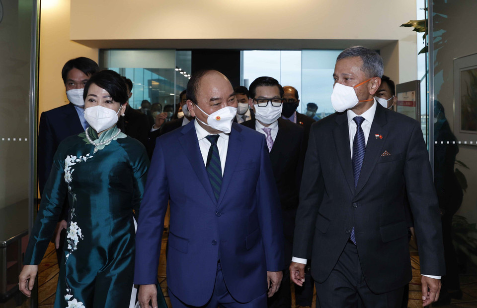 Hình ảnh Chủ tịch nước Nguyễn Xuân Phúc và Phu nhân dẫn đầu Đoàn đại biểu cấp cao Việt Nam đến Singapore. (Ảnh: Thống Nhất/TTXVN)