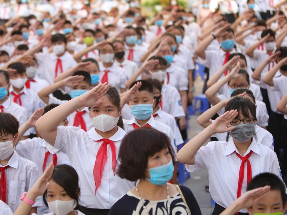 Nghi thức chào cờ trong lễ khai giảng năm học mới của học sinh trường THCS Trưng Vương, quận Hoàn Kiếm. (Ảnh: Danh Lam/TTXVN)