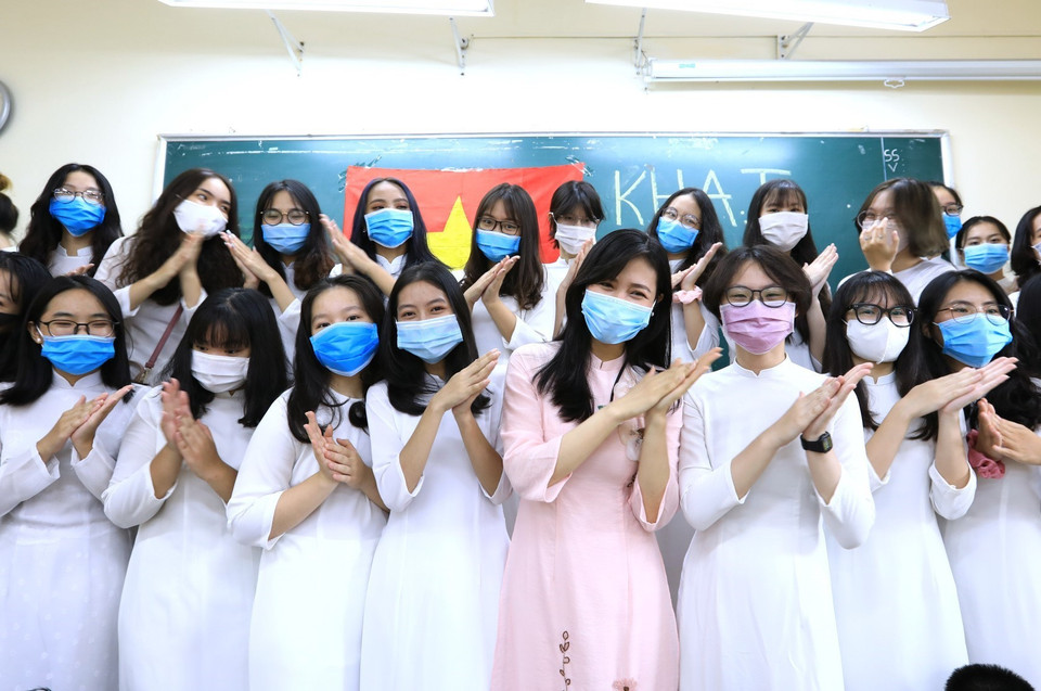 Học sinh và cô giáo lớp 11D2 trường THPT Việt Đức (Hà Nội) vui vẻ thể hiện điệu nhảy rửa tay hưởng ứng phong trào phòng chống COVID-19 tại lễ khai giảng năm học mới 2020-2021. (Ảnh: Thành Đạt/TTXVN)