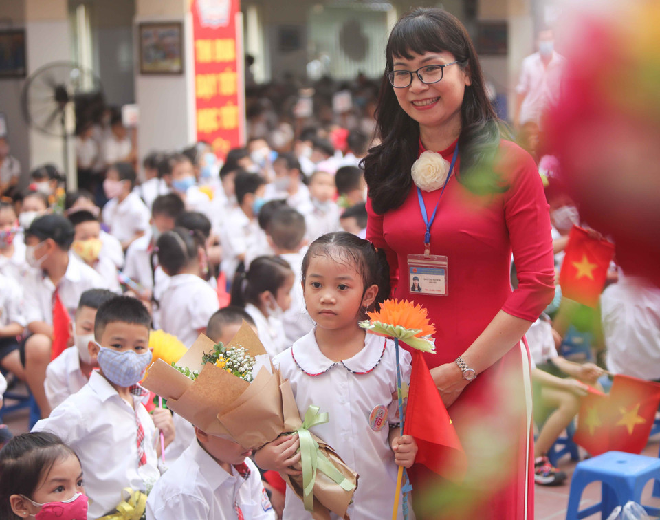 Giáo viên và học sinh lớp 1 Trường Tiểu học Thăng Long, quận Hoàn Kiếm trong ngày khai giảng. (Ảnh: Thanh Tùng/TTXVN)