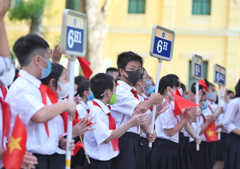 Học sinh trường THCS Trưng Vương, quận Hoàn Kiếm (Hà Nội) trong lễ khai giảng. (Ảnh: Danh Lam/TTXVN)