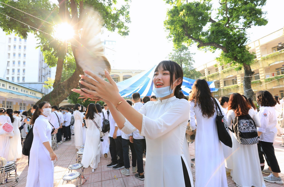 Nghi thức thả chim bồ câu mừng khai giảng năm học mới 2020-2021 tại trường THPT Việt Đức, quận Hoàn Kiếm (Hà Nội). (Ảnh: Thành Đạt/TTXVN)