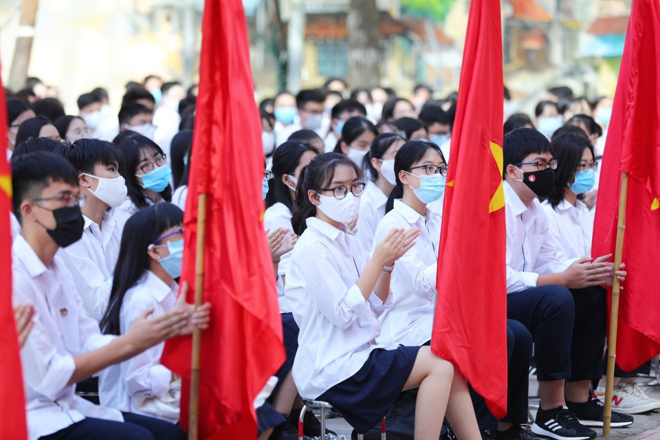 Học sinh trường THPT Việt Đức, quận Hoàn Kiếm (Hà Nội) thực hiện đeo khẩu trang nghiêm túc tại lễ khai giảng năm học mới 2020-2021. (Ảnh: Thành Đạt/TTXVN)