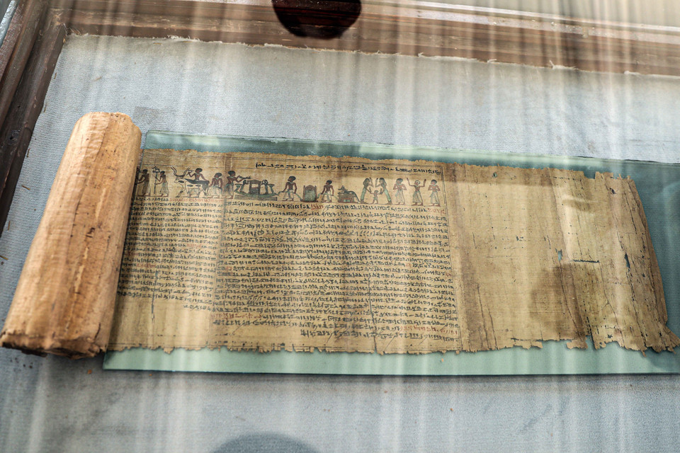 Một tờ giấy cói dài từ 3,96m đến 4,57m có ghi chép văn bản từ sách của người chết được phát hiện tại nghĩa trang ở tỉnh Minya, Ai Cập, ngày 15/10/2023. (Ảnh: THX/TTXVN)