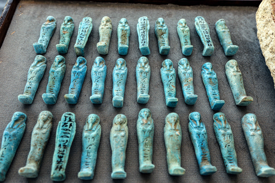 Những bức tượng nhỏ được phát hiện tại một nghĩa trang ở tỉnh Minya, Ai Cập, ngày 15/10/2023. (Ảnh: THX/TTXVN)