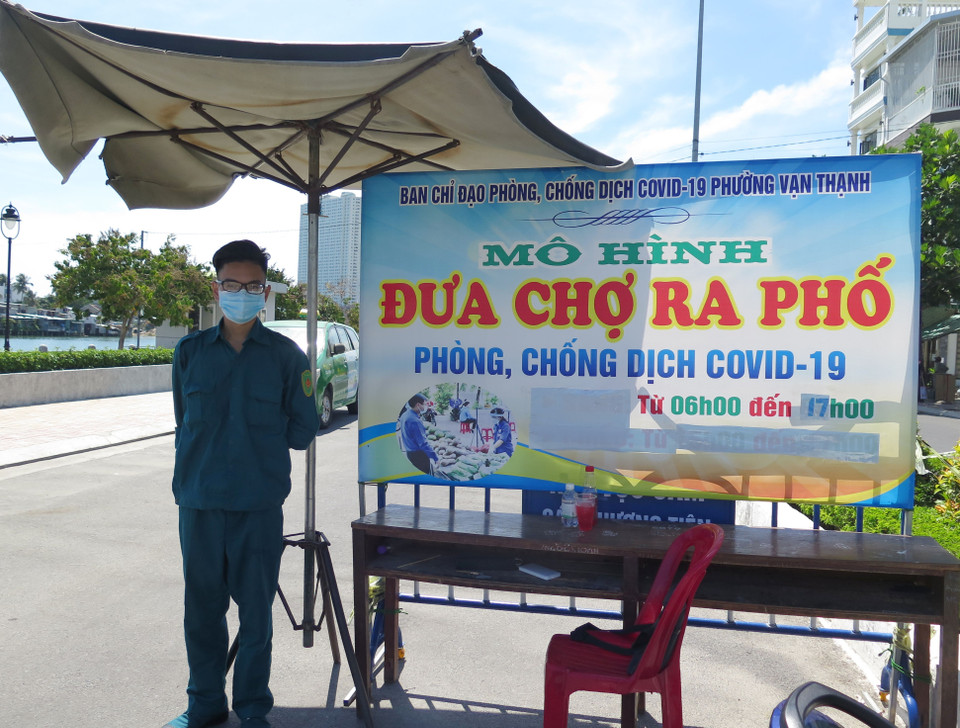 Phường Vạn Thạnh (thành phố Nha Trang, tỉnh Khánh Hòa) thí điểm mô hình “đưa chợ ra phố” từ 6 giờ sáng đến 17 giờ. (Ảnh: Phan Sáu/TTXVN)