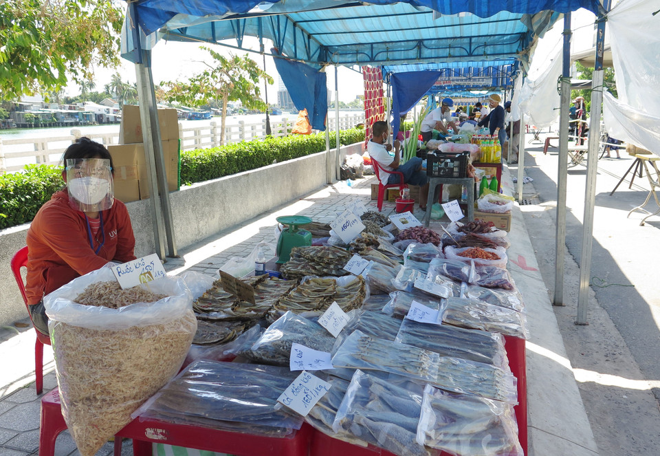 Mặt hàng hải sản khô được bán tại mô hình ''đưa chợ ra phố''. (Ảnh: Phan Sáu/TTXVN)