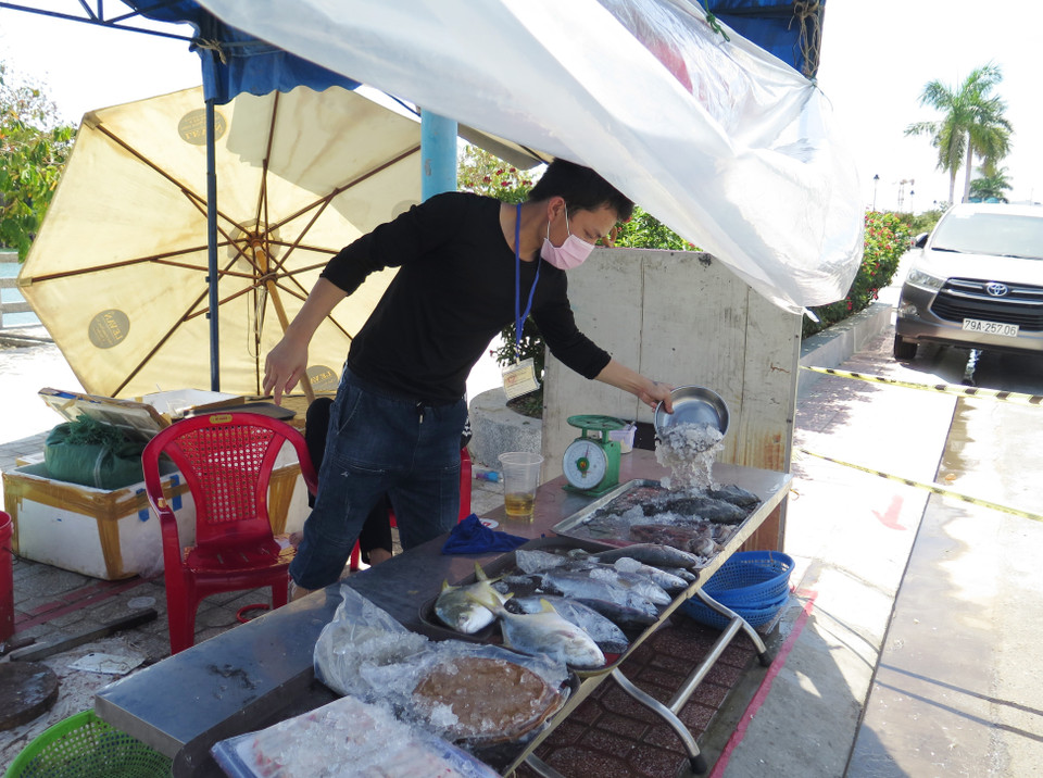 Người dân vào chợ phải có phiếu đi chợ, với tần suất 3 ngày/lần. Việc mua bán được đảm bảo an toàn đúng yêu cầu của công tác phòng chống dịch. (Ảnh: Phan Sáu/TTXVN)