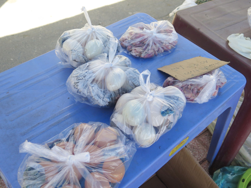 Các mặt hàng trứng được gói sẵn để bán nhanh cho người mua hàng. (Ảnh: Phan Sáu/TTXVN)