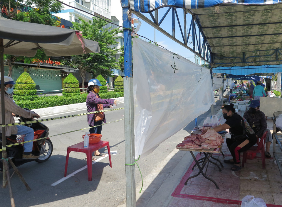 Các gian hàng ở mô hình “đưa chợ ra phố” phường Vạn Thạnh, thành phố Nha Trang được che chắn bởi lớp nilông nhằm hạn chế tiếp xúc giữa người bán và người mua. (Ảnh: Phan Sáu/TTXVN)