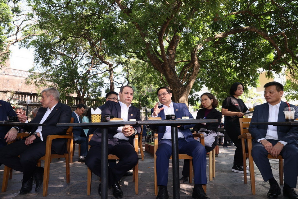 Thủ tướng Phạm Minh Chính đã giới thiệu với Thủ tướng Belarus về càphê Việt Nam. (Ảnh: Dương Giang/TTXVN)