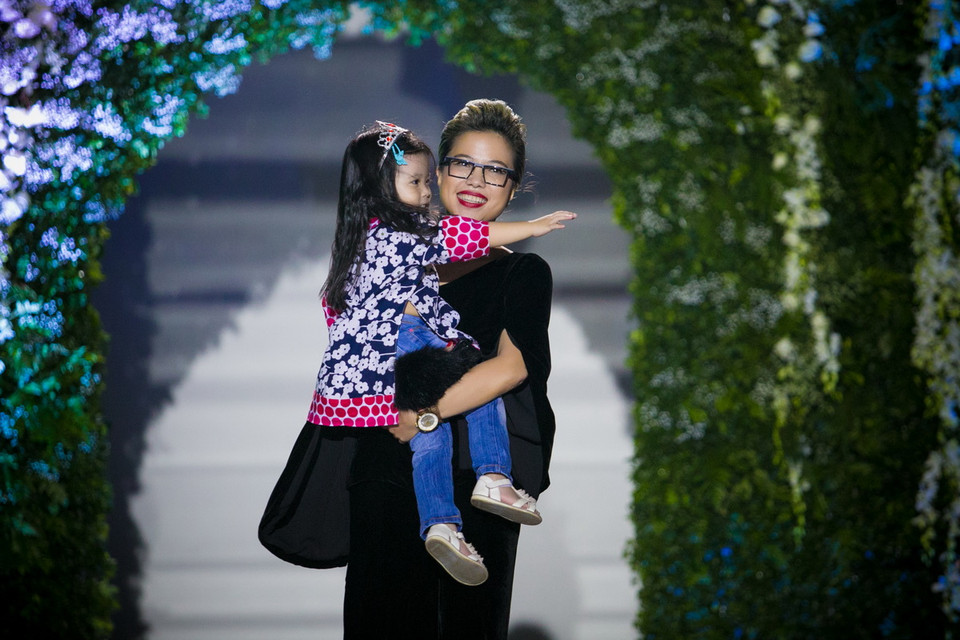 Nhà thiết kế Hà Linh Thư và con gái tại đêm diễn