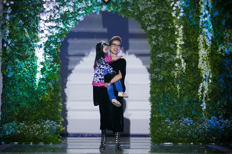 Nhà thiết kế Hà Linh Thư và con gái tại đêm diễn