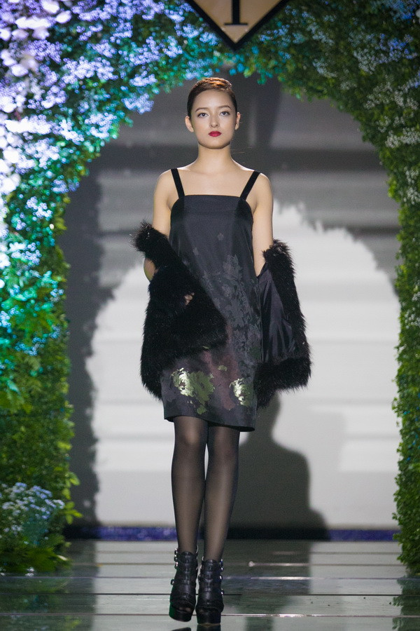  Kiểu dáng đầm, crop top, chân váy, áo khoác thanh lịch, phá cách đi cùng hoạ tiết hoa đào mang vẻ đẹp phương Đông thuần khiết