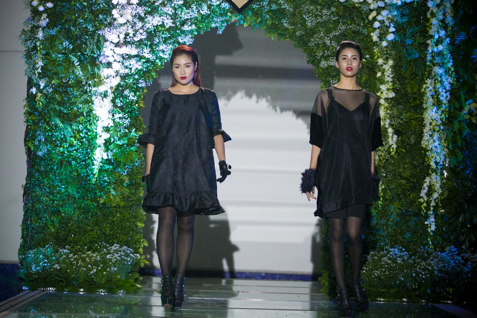 Vẻ đẹp "vĩnh hằng" của chất liệu nhung với thiết kế xuông, cách điệu đem lại sự trẻ trung