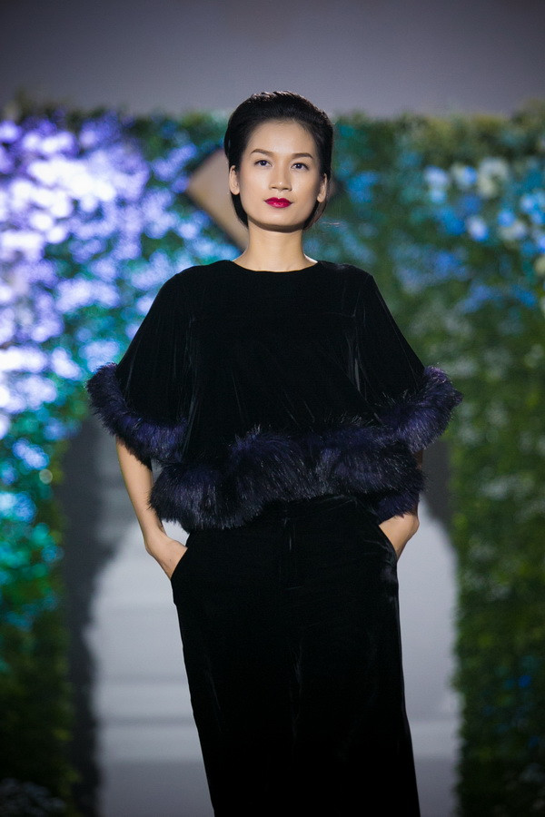 Nét phá cách đi cùng hoạ tiết hoa đào mang vẻ đẹp phương Đông thuần khiết chính là sự kết hợp đặc sắc giữa cổ điển và hiện đại, tạo dấu ấn đặc sắc.