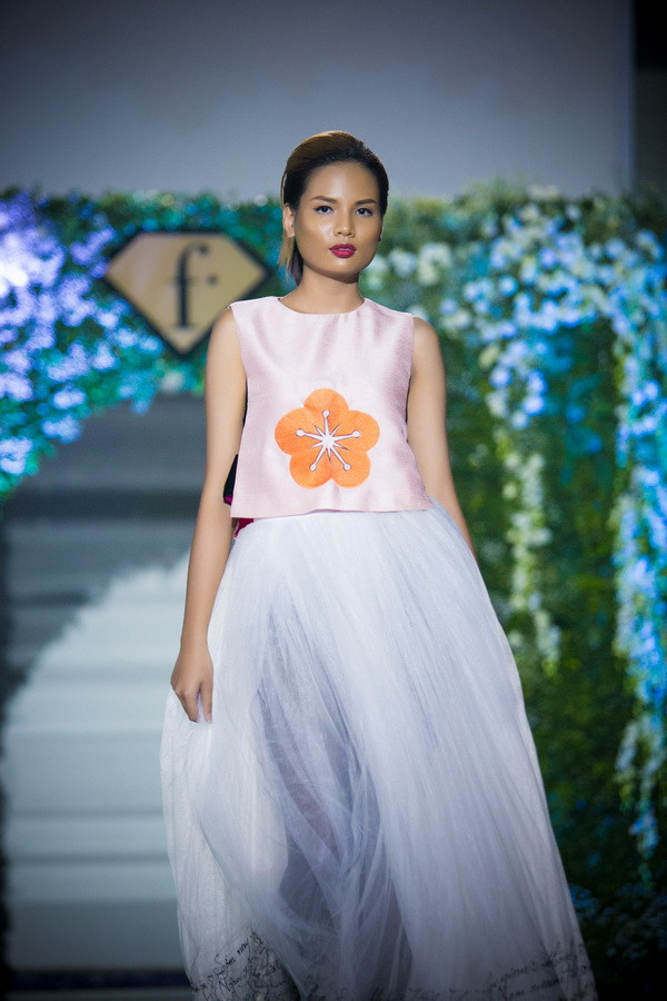 Họa tiết hoa đào thêu tay trên các chất liệu cao cấp là những nét chấm phá quyến rũ khắc hoạ rõ hơn hình ảnh người phụ nữ hiện đại, thành công, sang trọng.